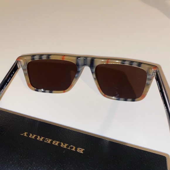 Black Burberry sunglasses - Picture 2 of 3